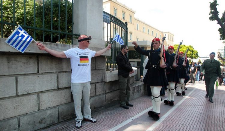 Το μήνυμα του Γερμανού τουρίστα έξω από τη Βουλή (φωτο)