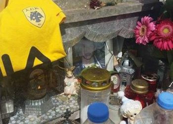 Λουλούδια και μια φανέλα από την ΑΕΚ στον τάφο του Βαγγέλη Γιακουμάκη