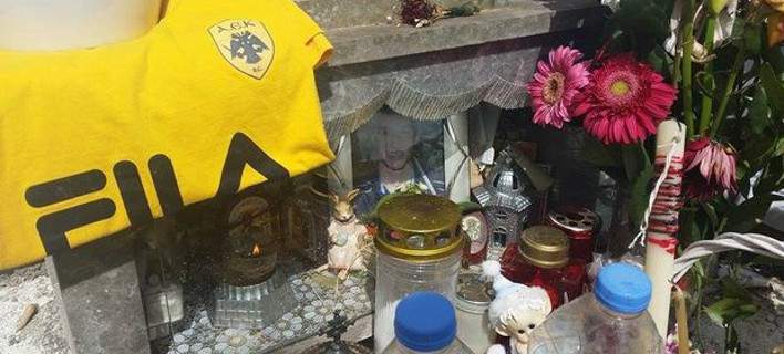 Λουλούδια και μια φανέλα από την ΑΕΚ στον τάφο του Βαγγέλη Γιακουμάκη