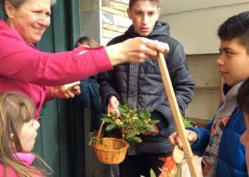Τα παιδιά στο Θρυλόριο έψαλαν τα ποντιακά κάλαντα των Βαΐων (βίντεο)
