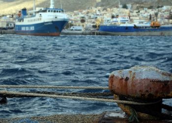 Αποκλεισμένα δύο πλοία σε Μήλο και Σύρο, θυελλώδεις άνεμοι στο Αιγαίο (βίντεο)