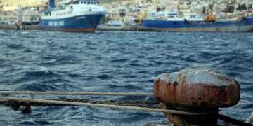 Αποκλεισμένα δύο πλοία σε Μήλο και Σύρο, θυελλώδεις άνεμοι στο Αιγαίο (βίντεο)