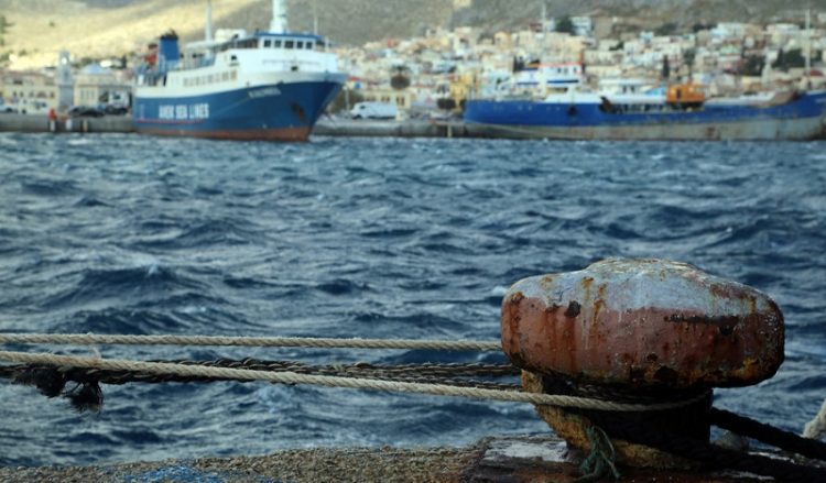Αποκλεισμένα δύο πλοία σε Μήλο και Σύρο, θυελλώδεις άνεμοι στο Αιγαίο (βίντεο)
