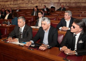 Διαμαρτυρία δημάρχων και εργαζομένων ΟΤΑ έξω από τη Βουλή