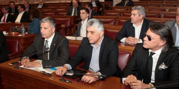 Διαμαρτυρία δημάρχων και εργαζομένων ΟΤΑ έξω από τη Βουλή