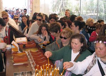 Περαστικοί ανάβουν ένα κερί στη μνήμη των θυμάτων της Γενοκτονίας στη Δράμα - Cover Image