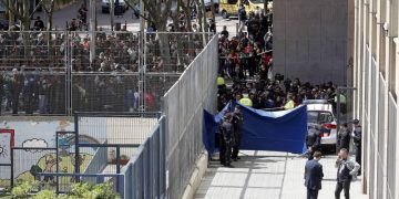 Τραγωδία στη Βαρκελώνη με θάνατο καθηγητή από βαλλίστρα μαθητή