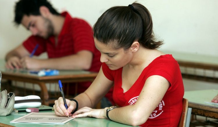 Μαθητές Λυκείου γράφουν για τον εγκλεισμό στο σπίτι – Εξομολογήσεις για την πανδημία