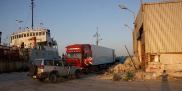 Μετανάστης κρύφτηκε κάτω από λεωφορείο και έχασε τη ζωή του