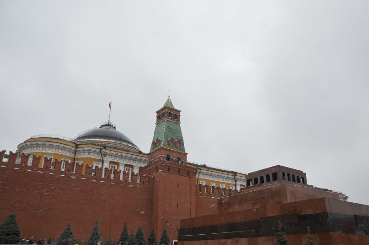 Греки Москвы возложили цветы к захоронениям своих земляков у Кремлевской стены