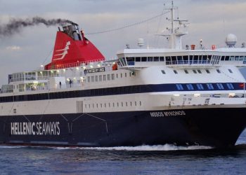 Αγκυροβολημένο στη Σύρο το οχηματαγωγό «Μύκονος» με 429 επιβάτες