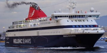 Αγκυροβολημένο στη Σύρο το οχηματαγωγό «Μύκονος» με 429 επιβάτες
