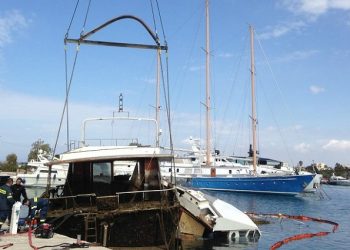 Ανέλκυση ναυαγίου στη Γλυφάδα