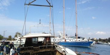 Ανέλκυση ναυαγίου στη Γλυφάδα