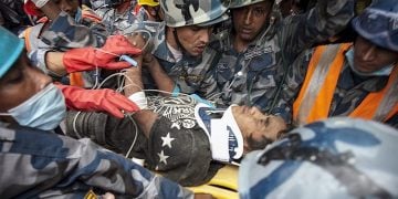 Νεπάλ: 30χρονη και 15χρονος ανασύρθηκαν ζωντανοί (φωτο)