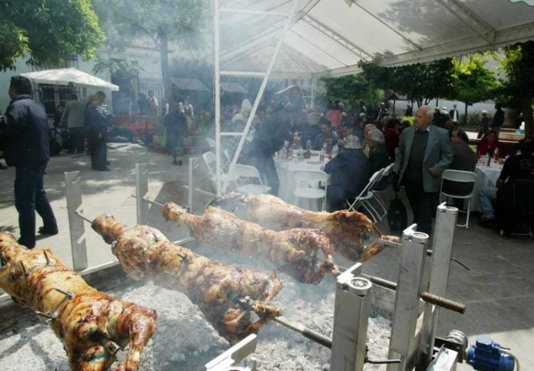 Πώς και τι τρώμε για να μην έχουμε προβλήματα μετά το πασχαλινό τραπέζι