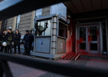 Το ΠΑΜΕ έκαψε σημαία κι έριξε μπογιά στα γραφεία της Ε.Ε. στην Αθήνα (φωτο)