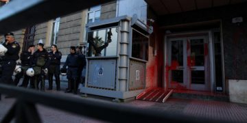 Το ΠΑΜΕ έκαψε σημαία κι έριξε μπογιά στα γραφεία της Ε.Ε. στην Αθήνα (φωτο)