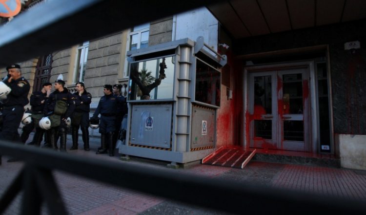 Το ΠΑΜΕ έκαψε σημαία κι έριξε μπογιά στα γραφεία της Ε.Ε. στην Αθήνα (φωτο)