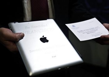 Δεκάδες χιλιάδες δολάρια πουλήθηκε το iPad του Πάπα Φραγκίσκου