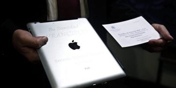 Δεκάδες χιλιάδες δολάρια πουλήθηκε το iPad του Πάπα Φραγκίσκου