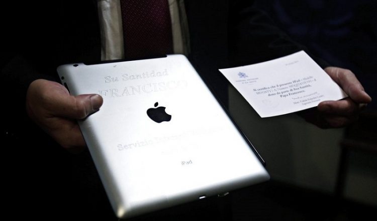 Δεκάδες χιλιάδες δολάρια πουλήθηκε το iPad του Πάπα Φραγκίσκου