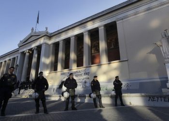 Έληξε η κατάληψη στο ΕΚΠΑ με την επέμβαση της αστυνομίας (βίντεο-φωτο)