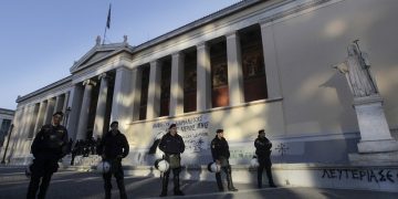 Έληξε η κατάληψη στο ΕΚΠΑ με την επέμβαση της αστυνομίας (βίντεο-φωτο)