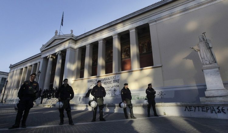 Έληξε η κατάληψη στο ΕΚΠΑ με την επέμβαση της αστυνομίας (βίντεο-φωτο)