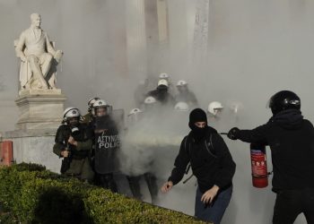 ΜΑΤ εναντίον αντιεξουσιαστών στα Προπύλαια (φωτο-βίντεο)