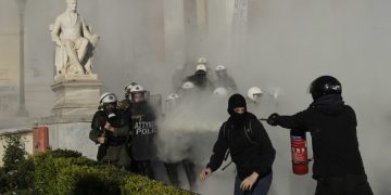 ΜΑΤ εναντίον αντιεξουσιαστών στα Προπύλαια (φωτο-βίντεο)