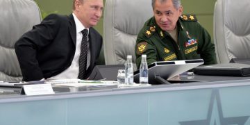 Шойгу: штурмана сбитого Су-24 спасли, он доставлен на базу живым