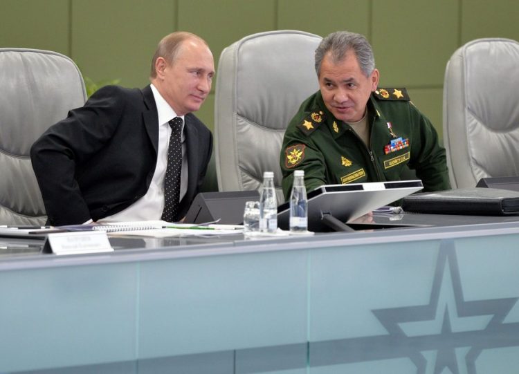 Шойгу: штурмана сбитого Су-24 спасли, он доставлен на базу живым