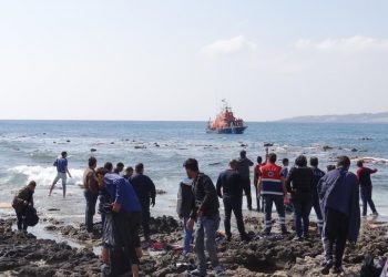 Σε εξέλιξη επιχείρηση διάσωσης μεταναστών στη Ρόδο (βίντεο)