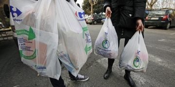 Πολύ μεγάλη μείωση της χρήσης πλαστικής σακούλας στα σουπερμάρκετ