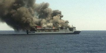 Επιβατικό πλοίο καίγεται έξω από τη Μαγιόρκα με κίνδυνο να βυθιστεί