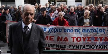 Μήνυση συνταξιούχων κατά Αχτσιόγλου: Δεν δίνετε συντάξεις για να εμφανίσετε πλεόνασμα