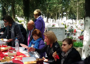 Στα Κοιμητήρια Καλαμαριάς γιόρτασαν με τους νεκρούς