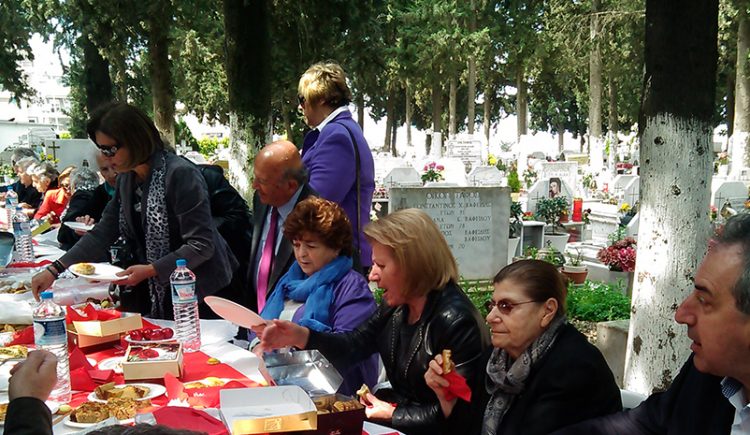 Στα Κοιμητήρια Καλαμαριάς γιόρτασαν με τους νεκρούς