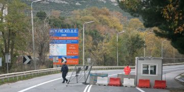Διακόπτεται η κυκλοφορία στις σήραγγες των Τεμπών