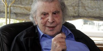 Ο Μίκης Θεοδωράκης μάρτυρας κατηγορίας στη δίκη της Χρυσής Αυγής