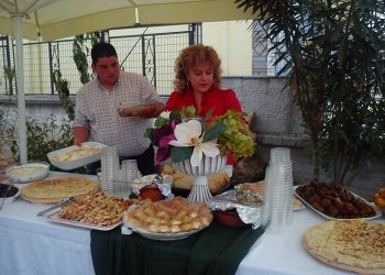 Η Ελένη Τομπουλίδου μαγείρεψε στα εγκαίνια της Ευξείνου Λέσχης Χαρίεσσας (φωτο)