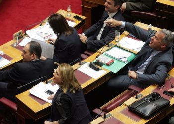 Βαριές εκφράσεις για «εσχάτη προδοσία» και «συνεργάτες ναζιστών» στη Βουλή