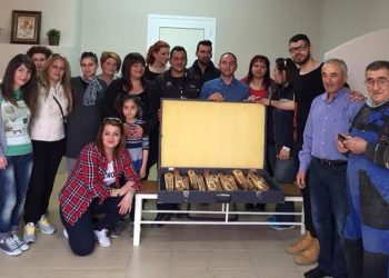 Η ποντιακή λύρα που κοσμεί την Εύξεινο Λέσχη Χαρίεσσας και τα εγκαίνια