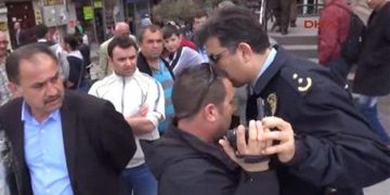 Αστυνομικός στην Τουρκία ρίχνει γροθιά σε δημοσιογράφο (βίντεο)