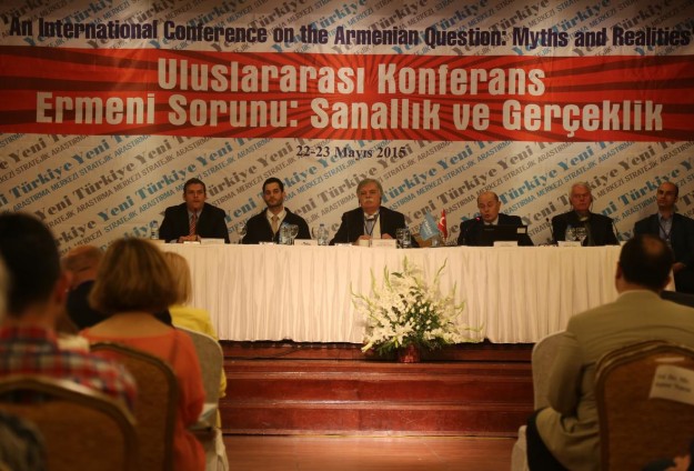 Αρνητές των γενοκτονιών, καλεσμένοι των Τούρκων παραληρούν