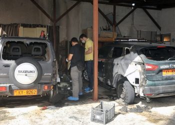 Κόρινθος: Άγνωστοι πυρπόλησαν αυτοκίνητα του δασαρχείου