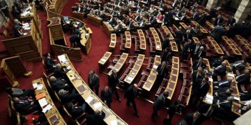 Έπεσαν βροχή στη Βουλή οι δικογραφίες κατά πολιτικών προσώπων