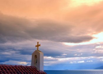 Μ. Παρασκευή με συννεφιασμένο καιρό και τοπικές βροχές