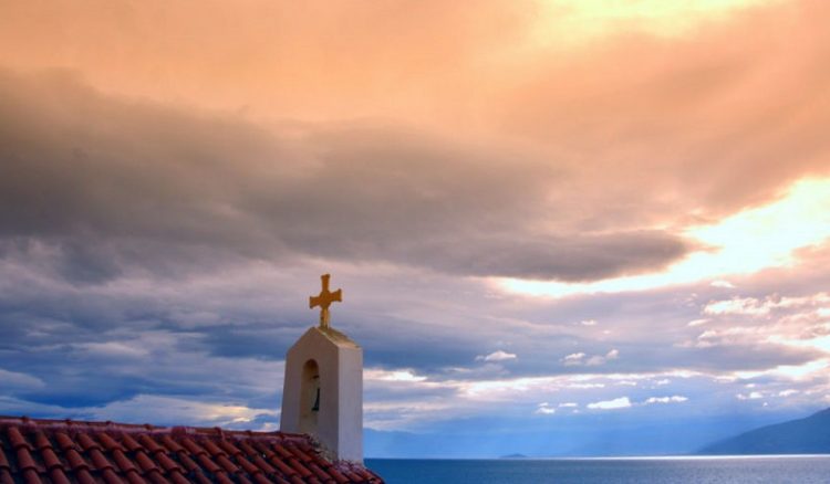 Μ. Παρασκευή με συννεφιασμένο καιρό και τοπικές βροχές
